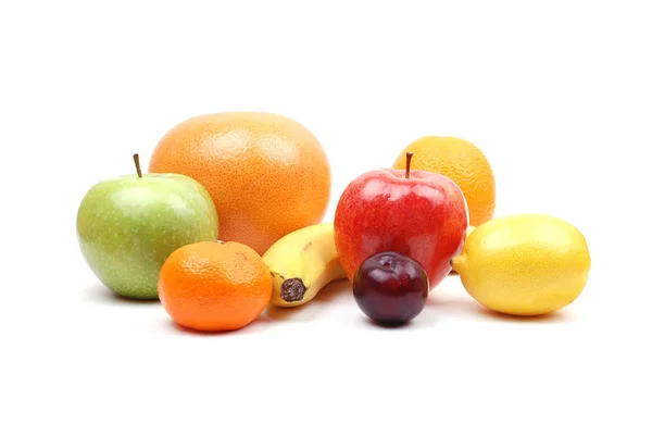 Beyaz arkaplanda meyveler — Stok fotoğraf