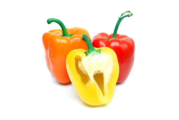 Tři červené papriky na bílém pozadí — Stock fotografie