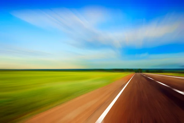 Estrada azul e céu azul — Fotografia de Stock