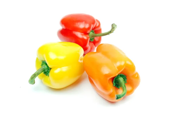 Tre paprika på vit — Stockfoto
