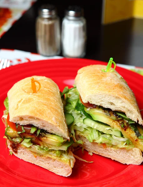 Smörgåsar på en röd skylt — Stockfoto