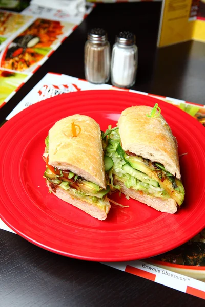 Sandwichs sur une assiette rouge — Photo