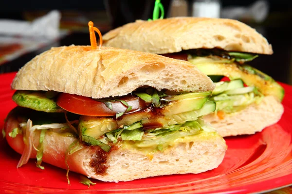 Zwei Sandwiches auf einem roten Teller — Stockfoto