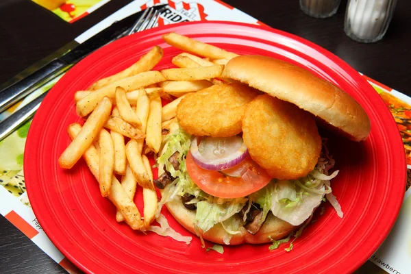 Sanduíche com batatas fritas em uma placa vermelha — Fotografia de Stock
