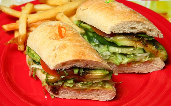 Sandwiches auf einem roten Teller — Stockfoto