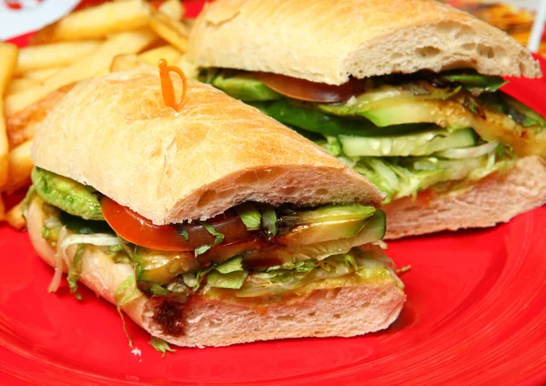 Sandwiches en una placa roja — Foto de Stock