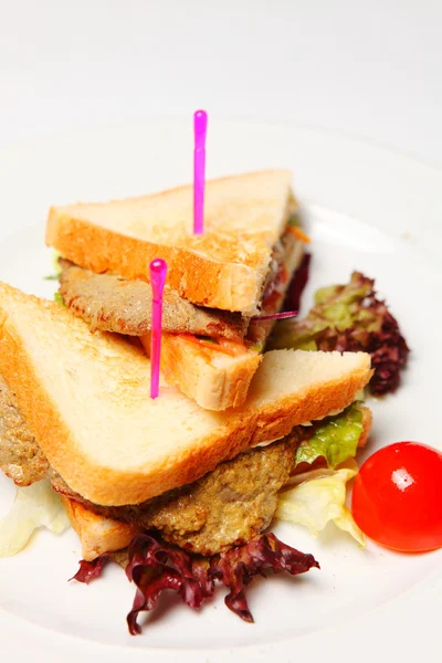 Sanduíche em um prato — Fotografia de Stock