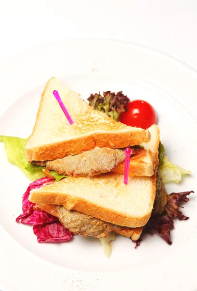 Сэндвич на тарелке — стоковое фото
