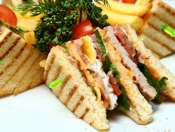 Сэндвичи на тарелке — стоковое фото