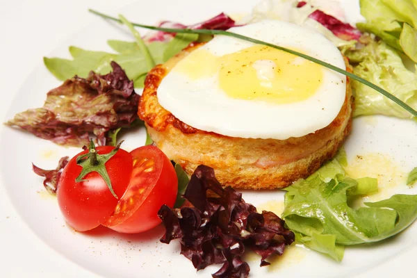 卵とトマトのプレートでサンドイッチ — ストック写真