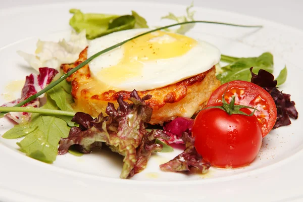 卵とトマトのプレートでサンドイッチ — ストック写真