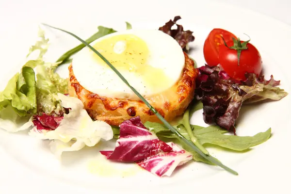 Panino su un piatto con uovo e pomodoro — Foto Stock