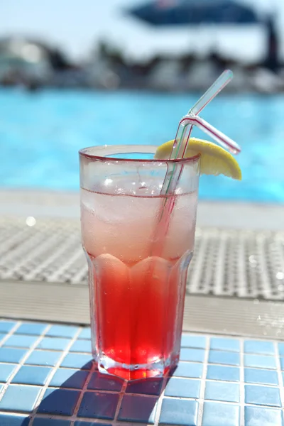 Cocktail with fresh lemon — Stock Photo, Image