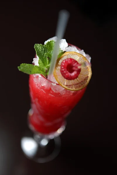 Cocktail com hortelã fresca e framboesas — Fotografia de Stock