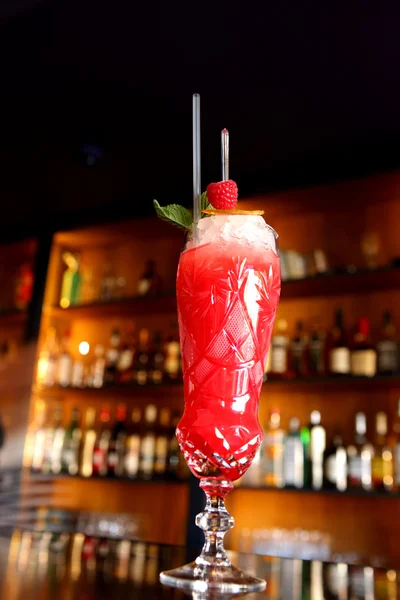 Cocktail met verse munt en frambozen — Stockfoto