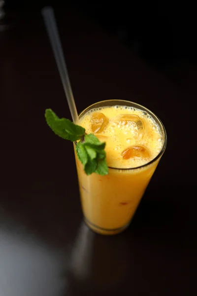 Kokteyl taze nane ve mango ile — Stok fotoğraf