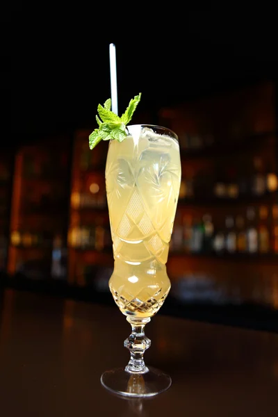 Cocktail med färsk mynta — Stockfoto