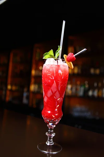 Cocktail mit frischer Minze und Himbeeren — Stockfoto