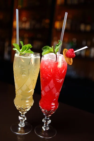 Два коктейля со свежей мятой и малиной — стоковое фото