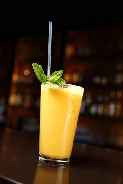Cocktail with fresh mint and mango — Stock Photo, Image