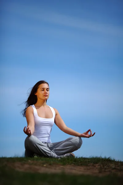 Mooi meisje opleiding yoga op zonnige weide — Stockfoto