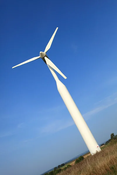 Вітряк, альтернативне джерело енергії — стокове фото