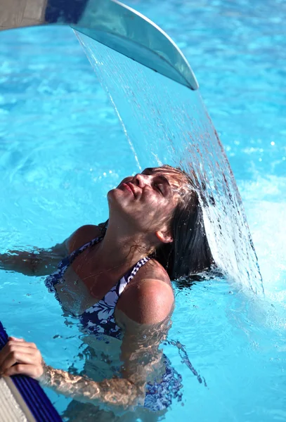 Hidroterapi bir spa gününde güzel bir kadın — Stok fotoğraf