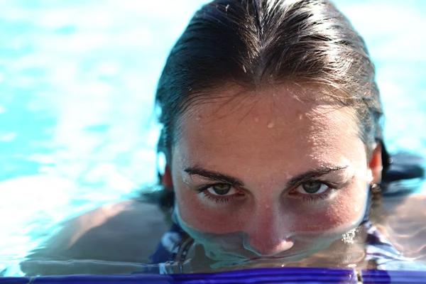 Retrato de una hermosa chica con un agua en el fondo — Foto de Stock