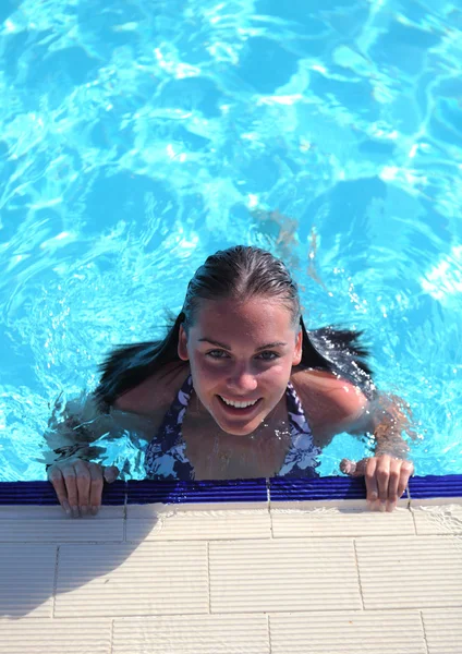 Portret van een mooi meisje met een water in de achtergrond — Stockfoto