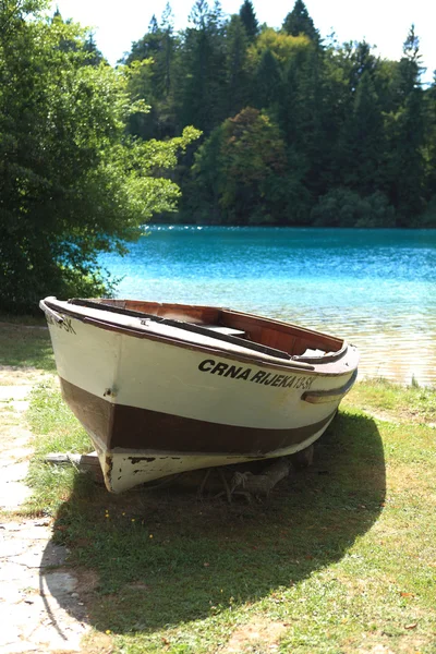 Човен на березі озера — стокове фото