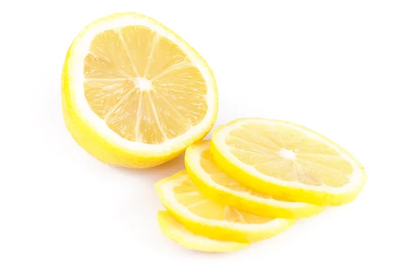 Rodajas de limón cierran el aislamiento en fondo blanco — Foto de Stock