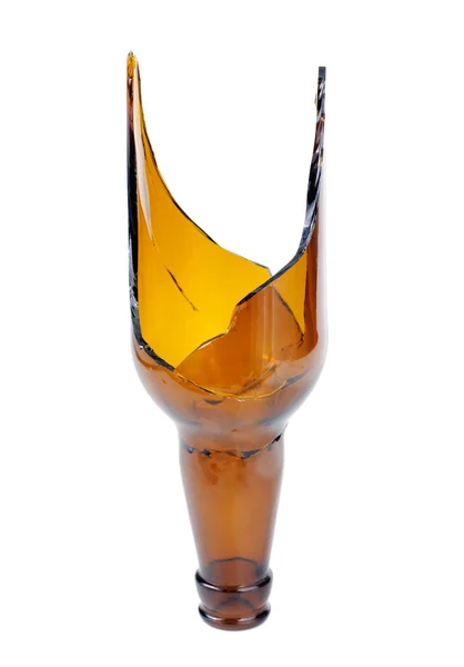 Botella de cerveza marrón destrozada aislada en el fondo blanco — Foto de Stock