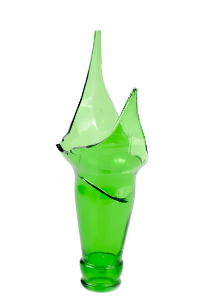 Shattered zielone piwo butelka na białym tle na białym tle — Zdjęcie stockowe