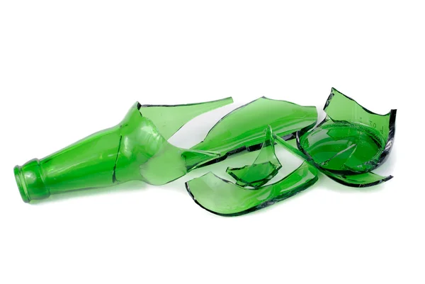 Zertrümmerte grüne Bierflasche auf weißem Hintergrund — Stockfoto