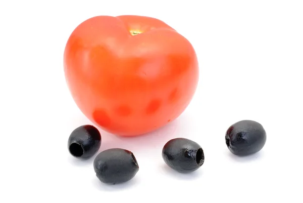 Pomidorem i oliwkami izolacji na biały — Zdjęcie stockowe