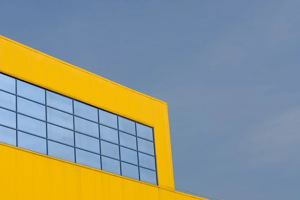 Жовта будівля з вікнами — стокове фото