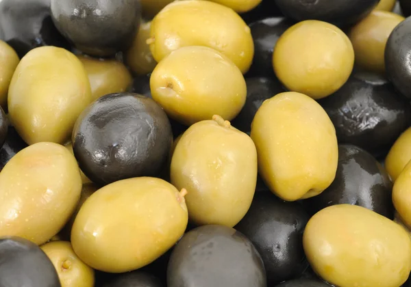 Fond abstrait : olives entières vertes et noires . — Photo