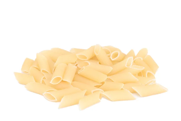 Крупним планом сушена італійська паста на білому тлі — стокове фото