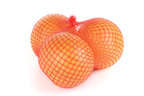 Грейпфрути в сітці ізольовані на білому — стокове фото