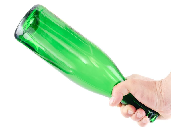 Держите зеленую бутылку отдельно на белом фоне. — стоковое фото
