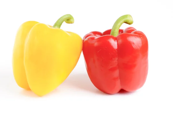 Twee rode en gele peper geïsoleerd op witte achtergrond — Stockfoto