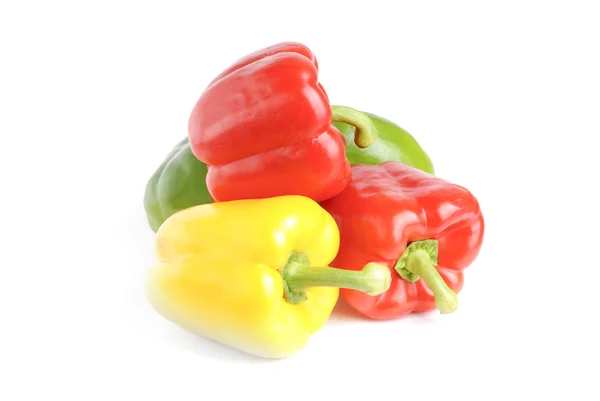 Sommige rode, groene en gele peper geïsoleerd op wit — Stockfoto
