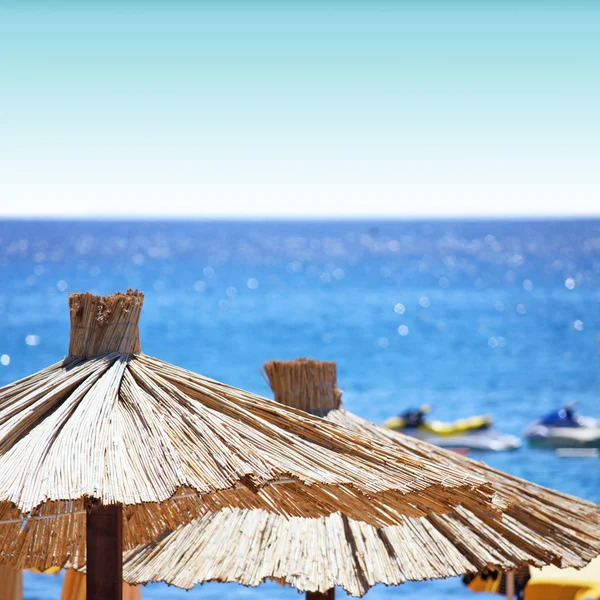 Zee en strand parasols — Stockfoto