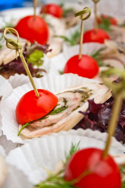 Canape mit Schweinefleisch und Tomaten — Stockfoto