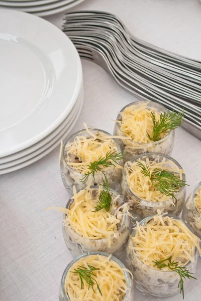 Mesa de banquete com salada e utensílios de mesa — Fotografia de Stock
