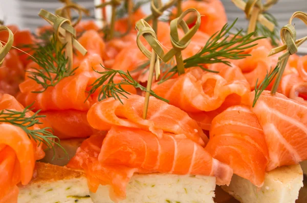 Canape mit rotem Fischlachs — Stockfoto