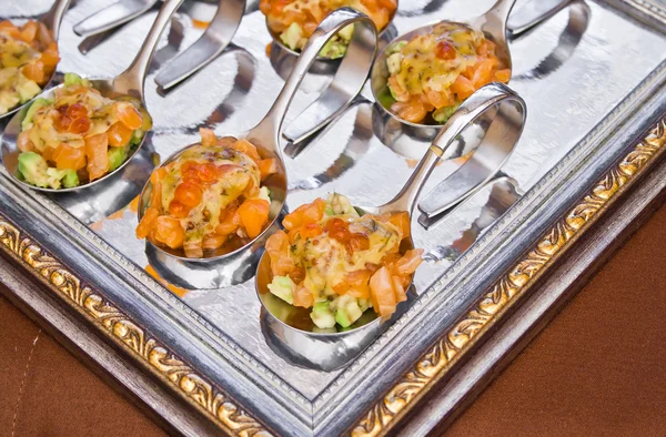 Lepel met heerlijke salade op frame — Stockfoto