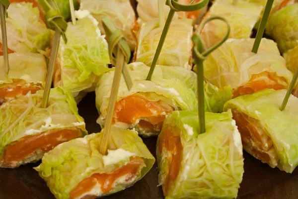 Канапе з лососем і листям на шампурі — стокове фото