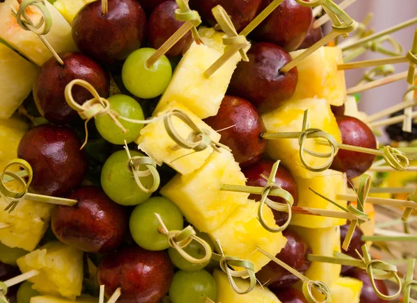Cualquier fruta fresca en pincho — Foto de Stock