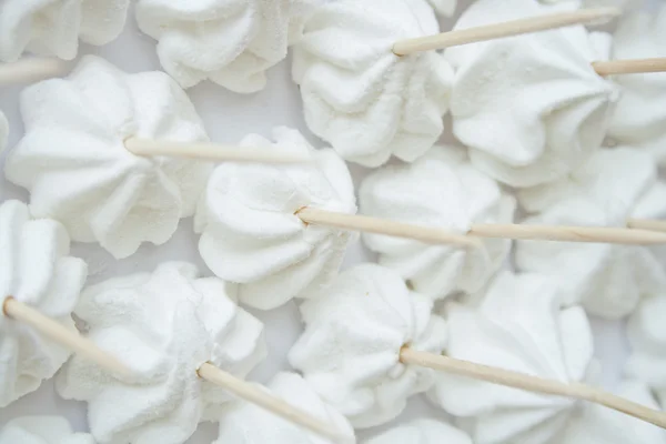 Белое безе на шампуре — стоковое фото